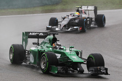 Kamui Kobayashi, Caterham CT05 leads Esteban Gutierrez, Sauber C33