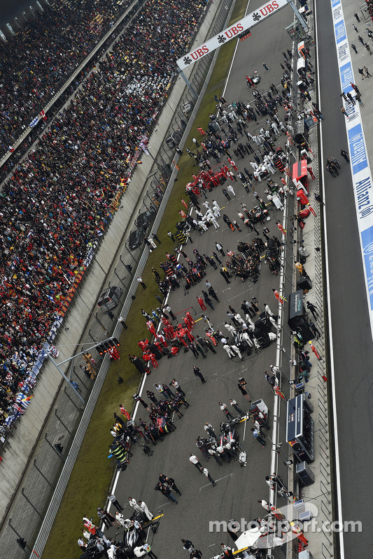 正赛起步前的起步线