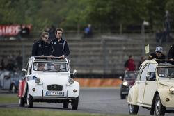 Parade des pilotes en Citroën 2CV