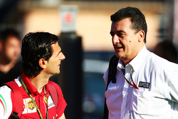 (Izq. a Der.): Pedro De La Rosa, piloto de desarrollo de Ferrari con Federico Gastaldi, Adjunto prin