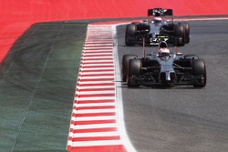 Kevin Magnussen, McLaren MP4-29 lidera a su co equipero Jenson Button, McLaren MP4-29