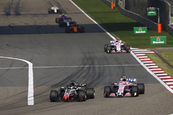 Ромен Грожан, Haas F1 Team VF-18, и Эстебан Окон и Серхио Перес, Sahara Force India F1 VJM11