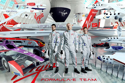 Virgin Racing, i piloti Jaime Alguersuari e Sam Bird con Sir Richard Branson
