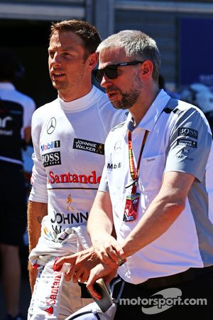 Jenson Button, McLaren con el encargado de prensa Adam Cooper, McLaren