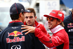 Daniel Ricciardo, Red Bull Racing; Fernando Alonso, Ferrari