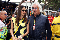 Flavio Briatore, con su esposa, Elisabetta Gregoraci, en la parrilla