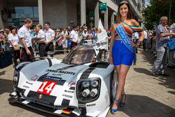La Señorita Le Mans 2014 con el #14 Porsche Team Porsche 919 Hybrid.