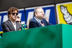 Fernando Alonso y Jean Todt observan la salida de las 24 horas de Le Mans 2014