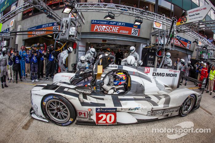 Pit stop para #20 Porsche Team Porsche 919 Hybrid: Timo Bernhard, Mark Webber, Brendon Hartley