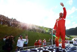 Gerhard Berger, herenigd met zijn Ferrari F1/87, zwaait naar de fans