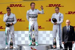 Podio: ganador de la carrera Nico Rosberg, Mercedes AMG F1; segundo lugar Lewis Hamilton, Mercedes A