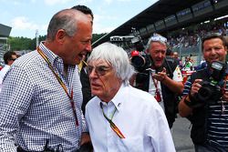 Ron Dennis, Presidente Ejecutivo de McLaren con Bernie Ecclestone, en la parrilla