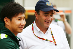 (Esquerda para direita): Kamui Kobayashi, Caterham, com Nigel Mansell, comissário da FIA