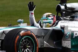 Vainqueur: Lewis Hamilton, Mercedes AMG F1 W05 heureux à la fin de la course