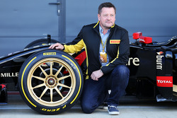 Paul Hembery, Direttore Pirelli Motorsport, e la Lotus F1 E22 con nuovi pneumatici e cerchi Pirelli