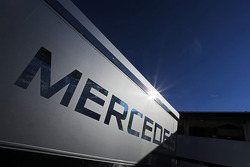 Logotipo da McLaren Mercedes em um caminhão