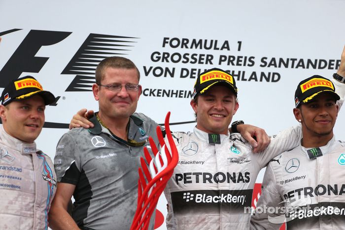 Y, como no hay dos sin tres, fue segundo en la siguiente carrera (Alemania). También con Hamilton y Rosberg al lado