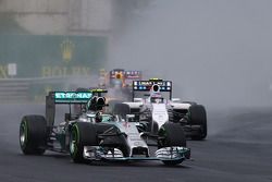 Nico Rosberg, da Mercedes AMG F1 W05, lidera no início da corrida