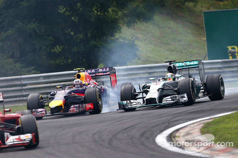 Daniel Ricciardo, Red Bull Racing RB10; Lewis Hamilton, Mercedes AMG F1 W05