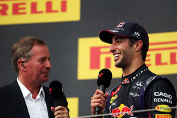 Daniel Ricciardo sur le podium avec Martin Brundle