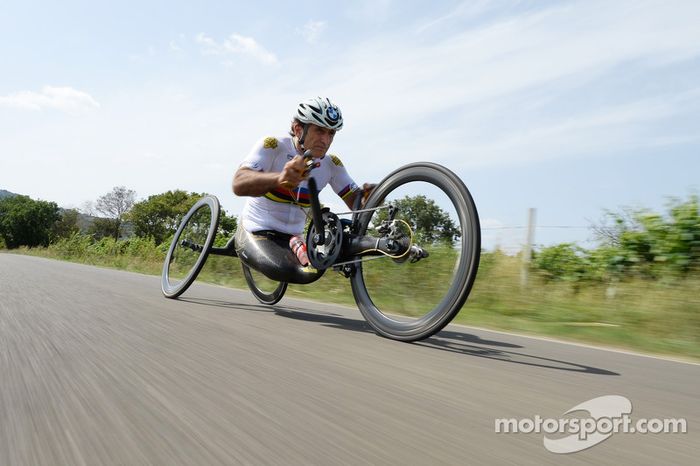 Alex Zanardi se prepara para un triatlón de larga distancia