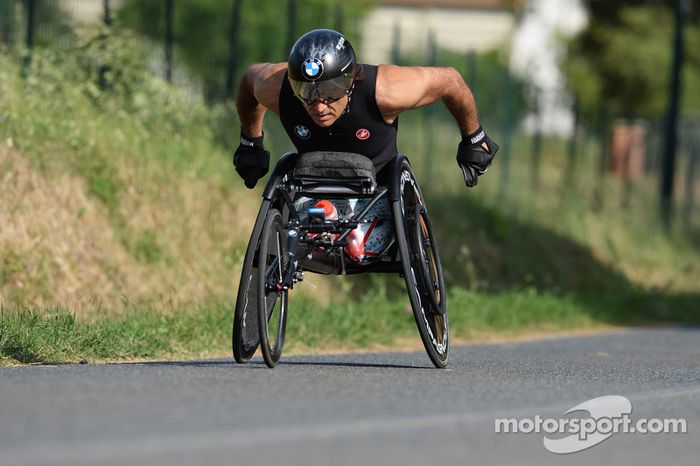 Alex Zanardi se prepara para un triatlón de larga distancia