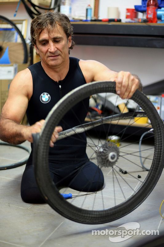 Alex Zanardi se prepara para un triatlón de larga distancia