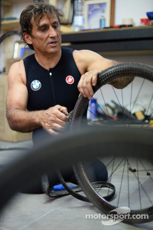 Alex Zanardi se prepara para un triatlón de larga distancia