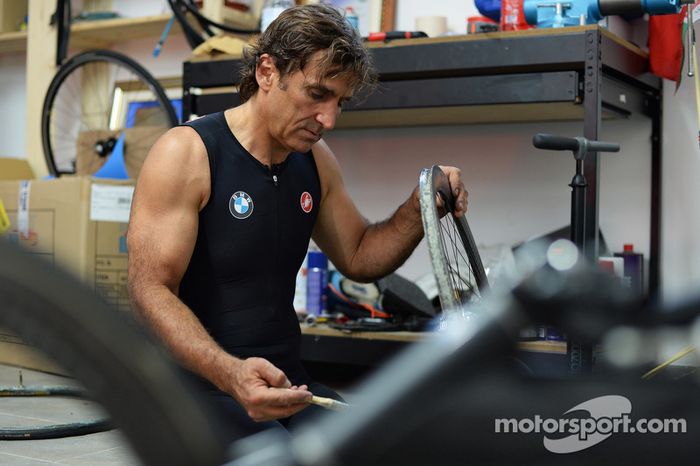 Alex Zanardi se prepara para un triatlón de larga distancia que se celebrará en Hawai en octubre