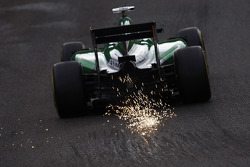 Andre Lotterer, Caterham CT05 sparks through Eau Rouge
