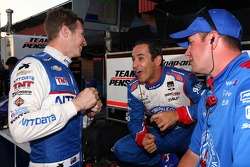Ryan Briscoe, Chip Ganassi Racing Chevrolet e Helio Castroneves, Penske Racing Chevrolet