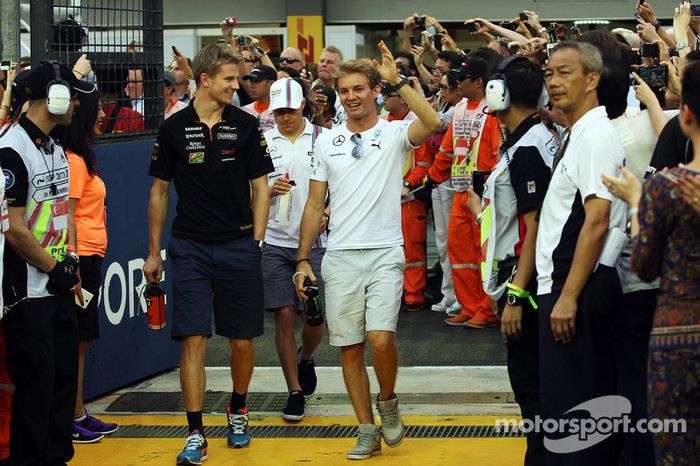 Nico Hulkenberg, Sahara Force India F1 con Nico Rosberg, Mercedes AMG F1 en el desfile de pilotos