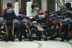 Daniil Kvyat, Scuderia Toro Rosso STR9 hace una parada en boxes