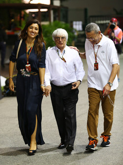 Bernie Ecclestone com sua esposa Fabiana Flosi, e Colin Syn, promotor do GP de Cingapura
