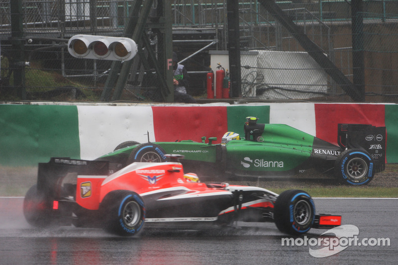 Marcus Ericsson, Caterham CT05 spin atıyor ve Jules Bianchi tarafından geçiliyor