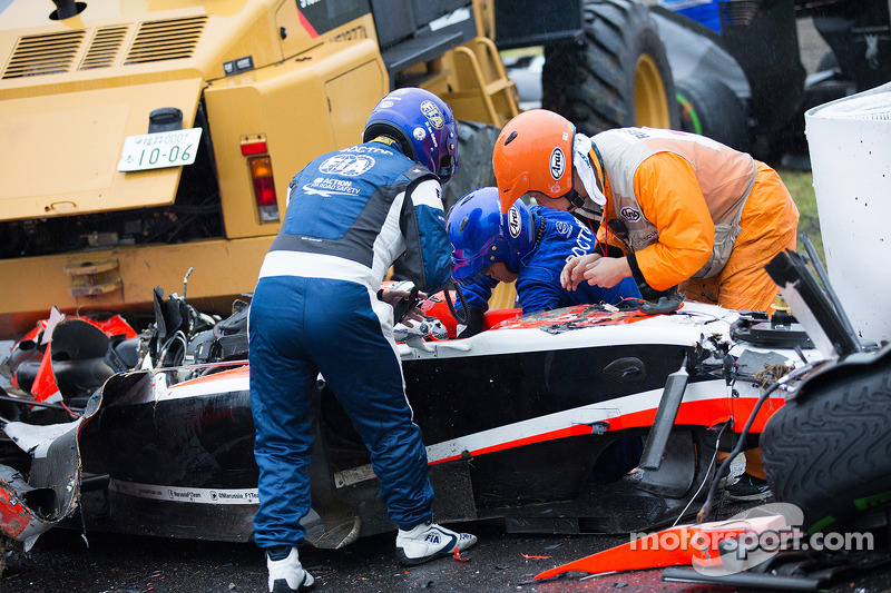 Güvenlik ekibi Jules Bianchi'nin kazasından sonra çalışıyor