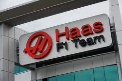 С Джином Хаасом на базе Haas F1, Особое мероприятие.