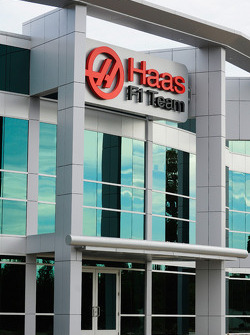 С Джином Хаасом на базе Haas F1, Особое мероприятие.