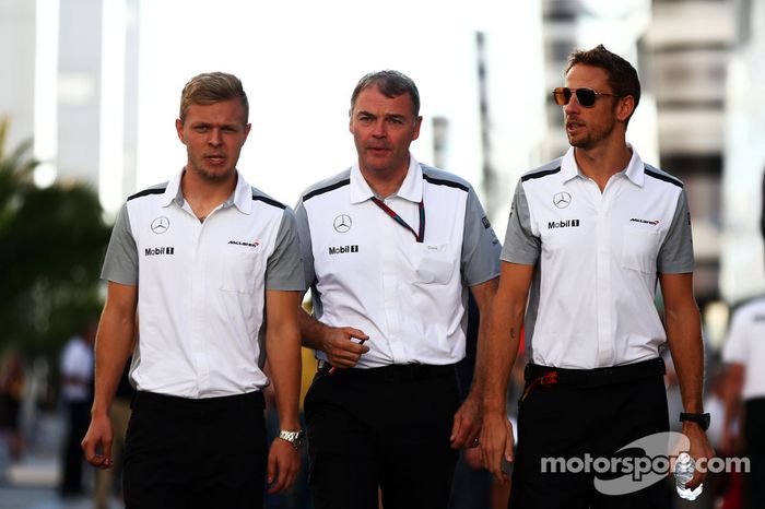 Kevin Magnussen, McLaren con Dave Redding, McLaren director deportivo y Jenson Button, McLaren