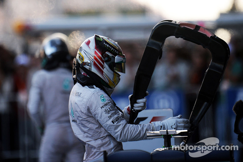 Ganador de la carrera Lewis Hamilton, Mercedes AMG F1 W05 en parc ferme