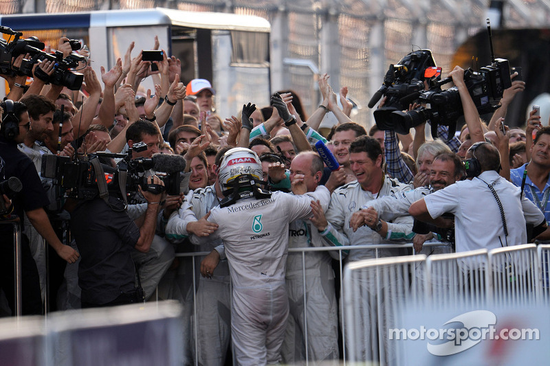 Ganador de la carrera Lewis Hamilton, Mercedes AMG F1 celebra con el equipo de parc ferme