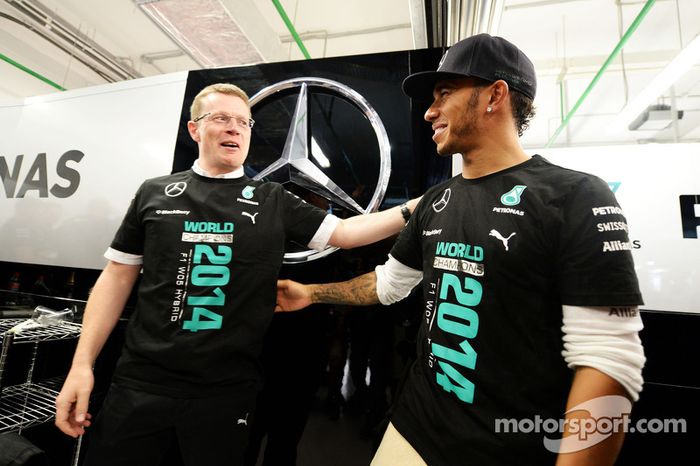 Lewis Hamilton, de Mercedes AMG F1 celebra el Campeonato de constructores de 2014 con el equipo