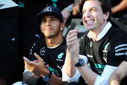 Lewis Hamilton, Mercedes AMG F1 celebra ganando el Campeonato de constructores de 2014 con Toto Wolf