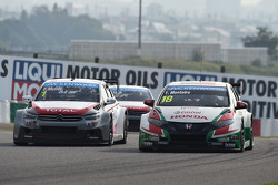 Yvan Muller, 雪铁龙C-Elysee WTCC赛车, 雪铁龙-道达尔WTCC车队, Tiago Monteiro, 本田思域 WTCC, 本田-嘉实多WTCC车队