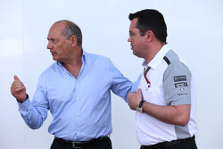 (I a D): Ron Dennis, director ejecutivo de McLaren, con Eric Boullier, director de McLaren Racing