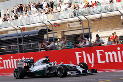 Vainqueur: Lewis Hamilton, Mercedes AMG F1 W05 heureux à la fin de la course