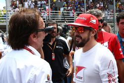 Emerson Fittipaldi, met Fernando Alonso, Ferrari, op de grid