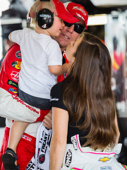 Kevin Harvick, Stewart-Haas Racing Chevrolet con su hijo Keelan y Danica Patrick, Stewart-Haas Racing Chevrolet
