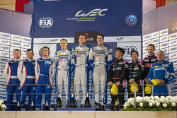 LMP2组领奖台:冠军马修·豪森,理查德·布拉德利,亚历山德雷·因佩拉托利,亚军基里尔·拉迪金,维克多·谢塔,安东·拉迪金;季军马克·帕特森,井原庆子,程飞