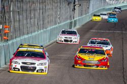 Kevin Harvick, Stewart-Haas Racing Chevrolet e Joey Logano, Team Penske Ford